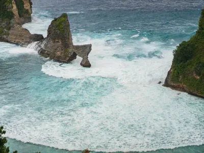 Destinasi-Wisata-Atuh-Beach-Nusa-Penida-Transport-Bali-Indonesia-Tour-Agency-1