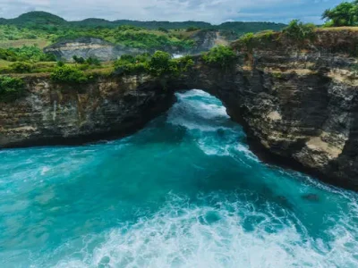Destinasi Wisata Broken Beach Nusa Penida Transport Bali Indonesia Tour Agency